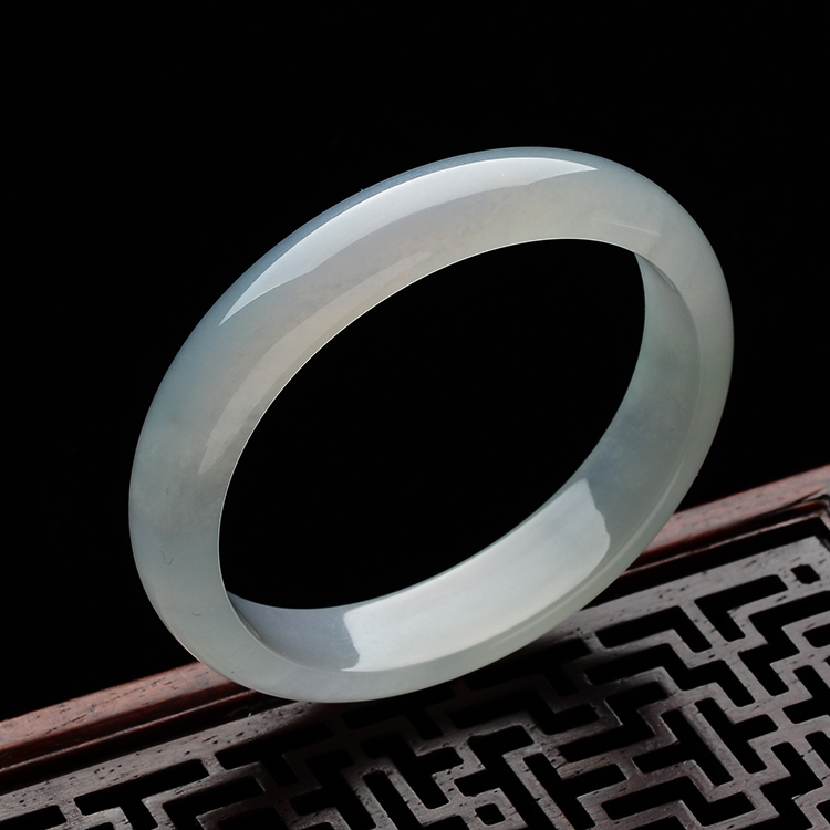 (超值推荐)糯冰种淡晴水贵妃镯(52.3mm-48mm)