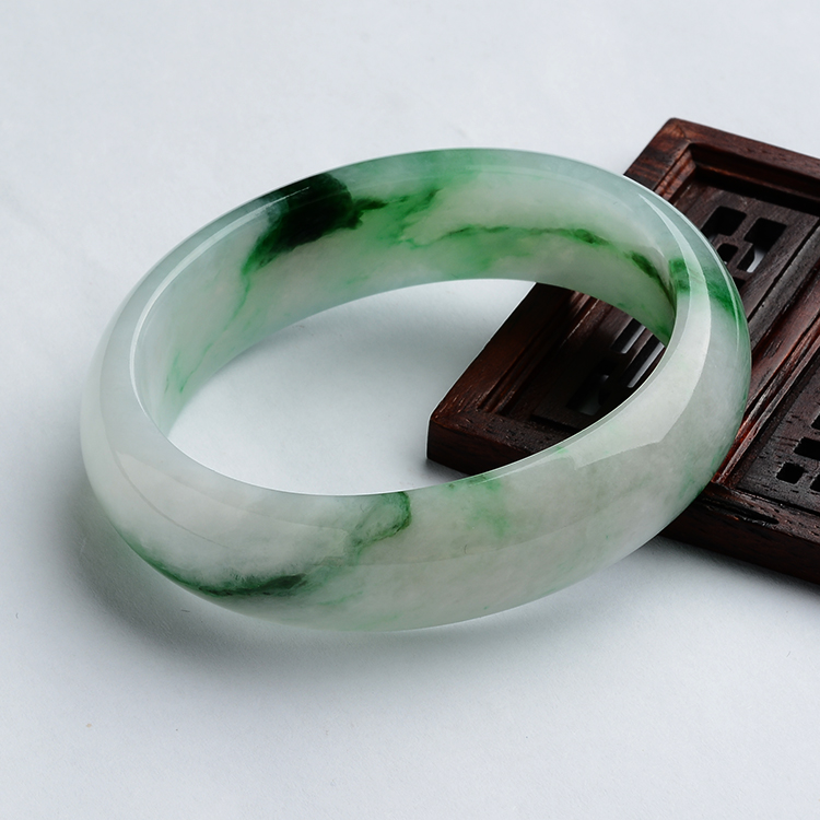 (超值推荐)糯冰种廯加绿贵妃镯(54.8mm-48mm)