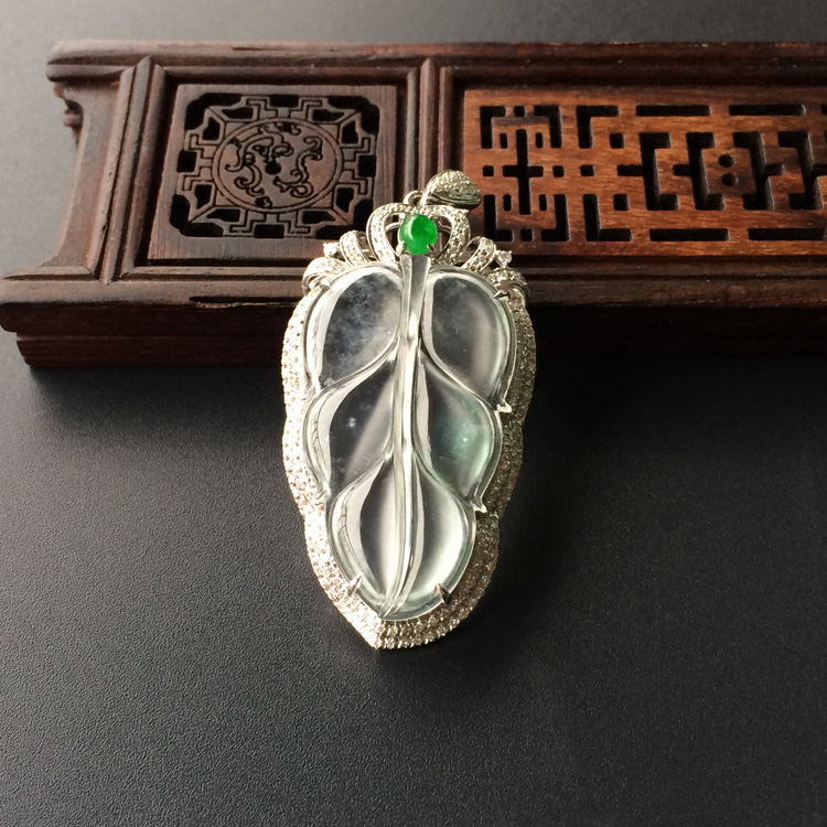 (超值推荐)冰玻种略飘花镶白金钻石玉叶胸坠