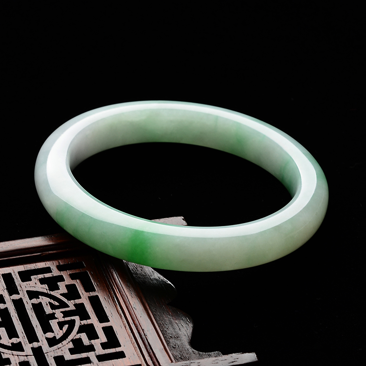 (超值推荐)糯冰种飘翠手镯(57.1mm)