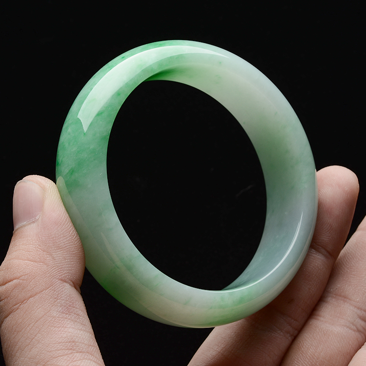 (超值推荐)糯冰种翠色手镯(57.8mm)