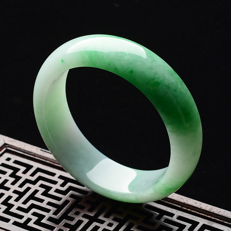 (超值推荐)糯冰种翠色手镯(57.8mm)