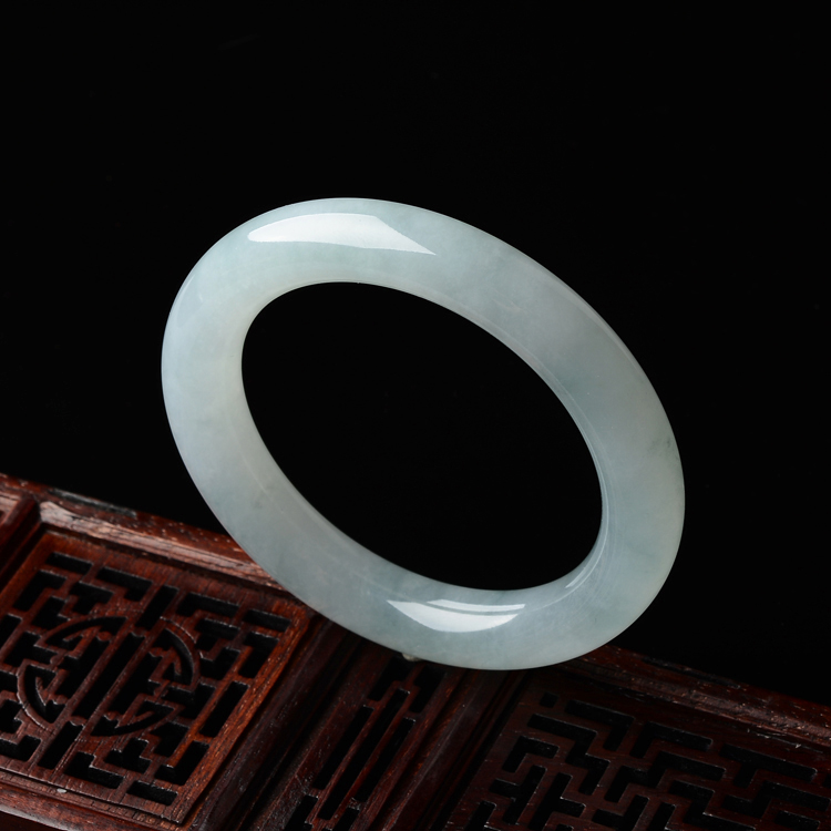 (超值推荐)糯冰种淡晴水圆条手镯(55.1mm)
