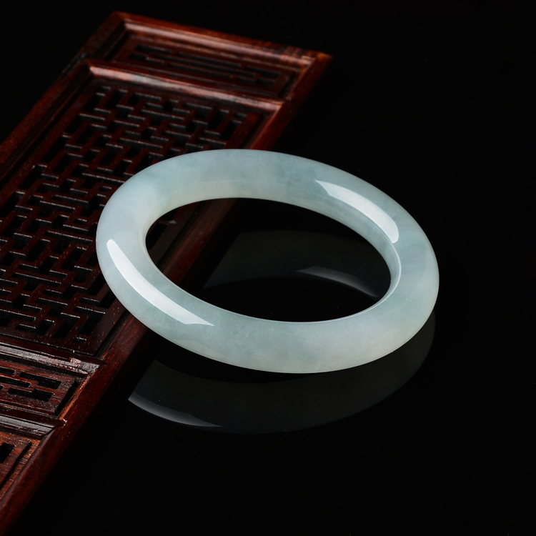 (超值推荐)糯冰种淡晴水圆条手镯(55.3mm)
