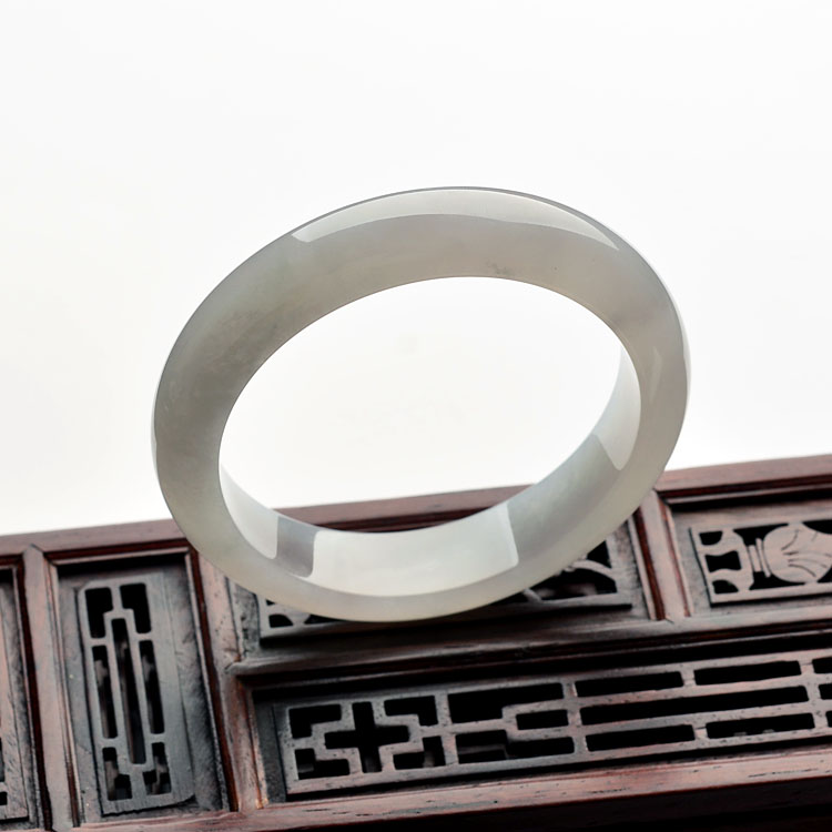 (超值推荐)糯冰种淡晴水手镯(56mm)