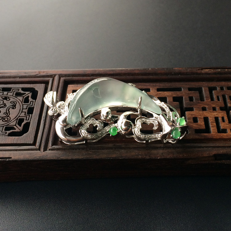 (超值推荐)冰种略飘花镶白金钻石海豚胸坠