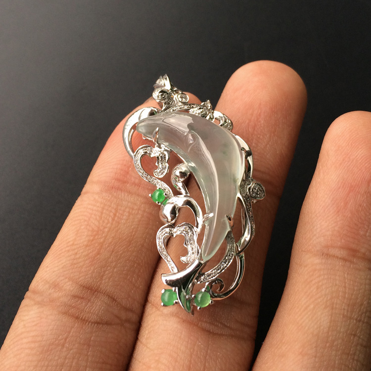 (超值推荐)冰种略飘花镶白金钻石海豚胸坠
