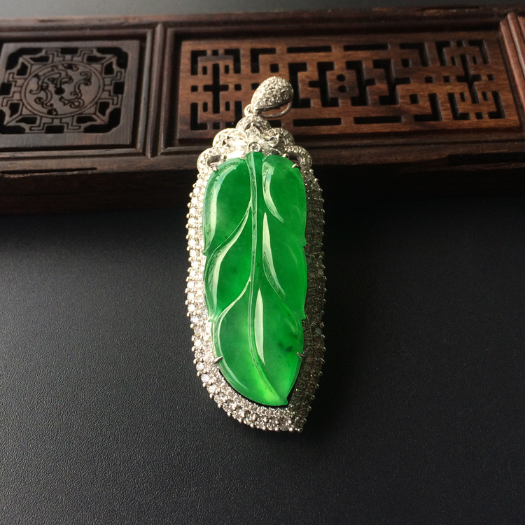 (超值推荐)冰种阳绿镶白金钻石玉叶胸坠