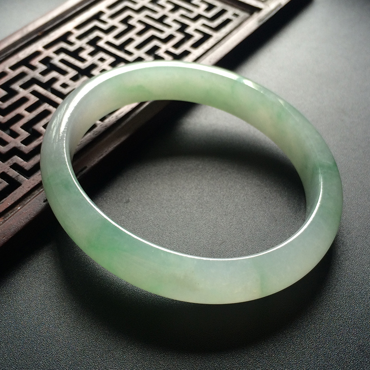 (超值推荐)糯冰种飘花贵妃镯(58.7mm-51.7mm)