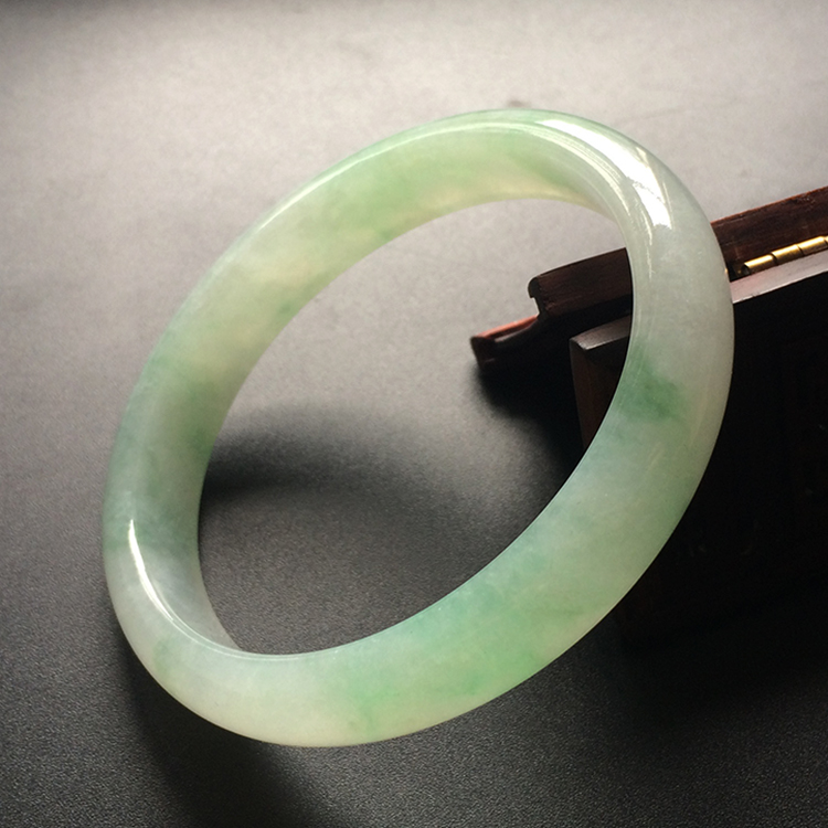 (超值推荐)糯冰种飘花贵妃镯(58.7mm-51.7mm)