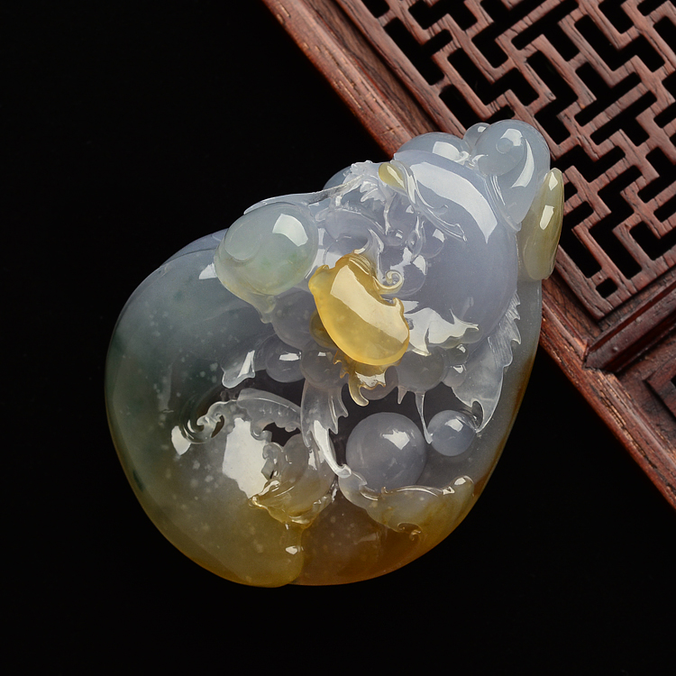 （超值推荐）冰种淡三彩龙头鱼手玩件