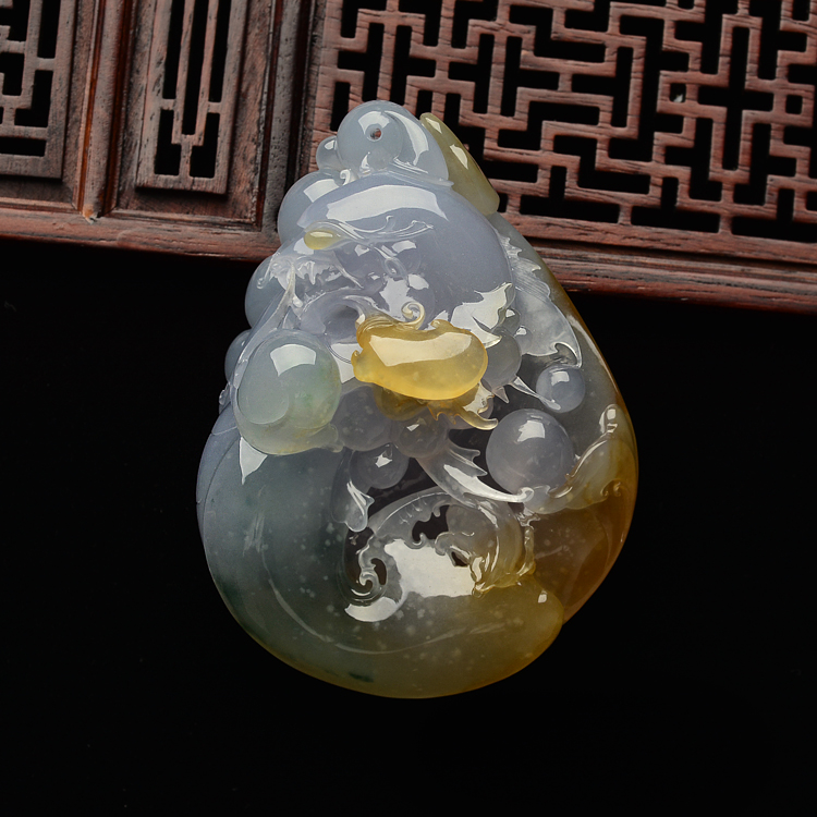 （超值推荐）冰种淡三彩龙头鱼手玩件