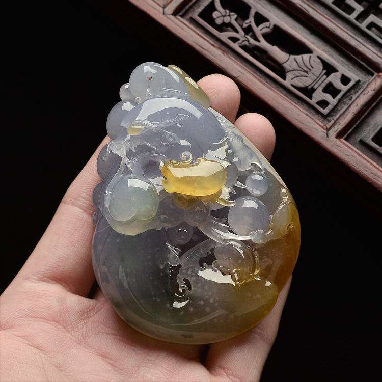 （超值推荐）冰种淡三彩龙头鱼手玩件