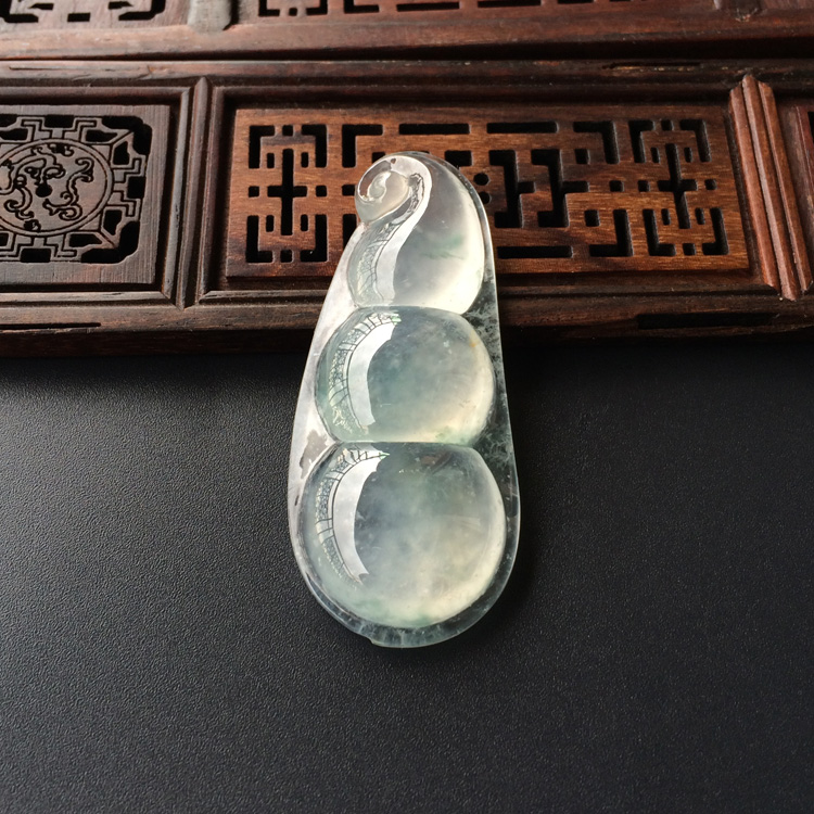 (超值推荐)冰种飘花略带黄翡四季豆挂件