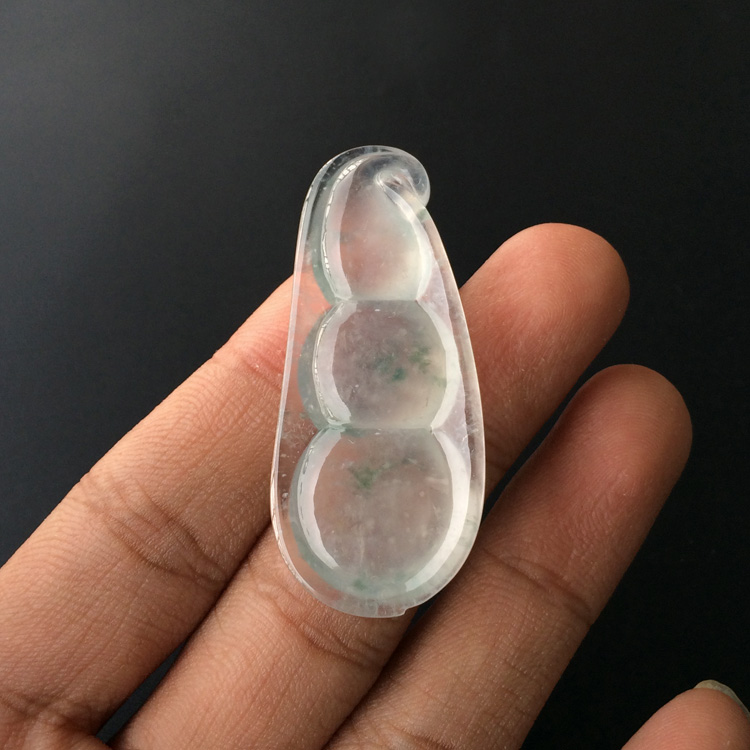 (超值推荐)冰种飘花略带黄翡四季豆挂件