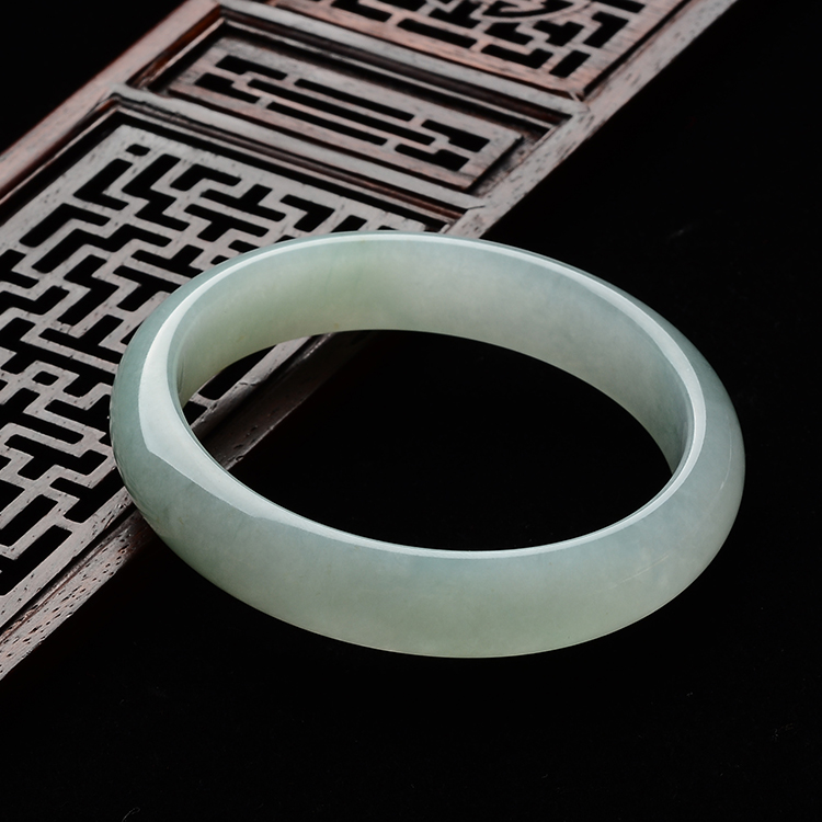 糯冰种晴水贵妃镯(56.2mm-50.4mm)