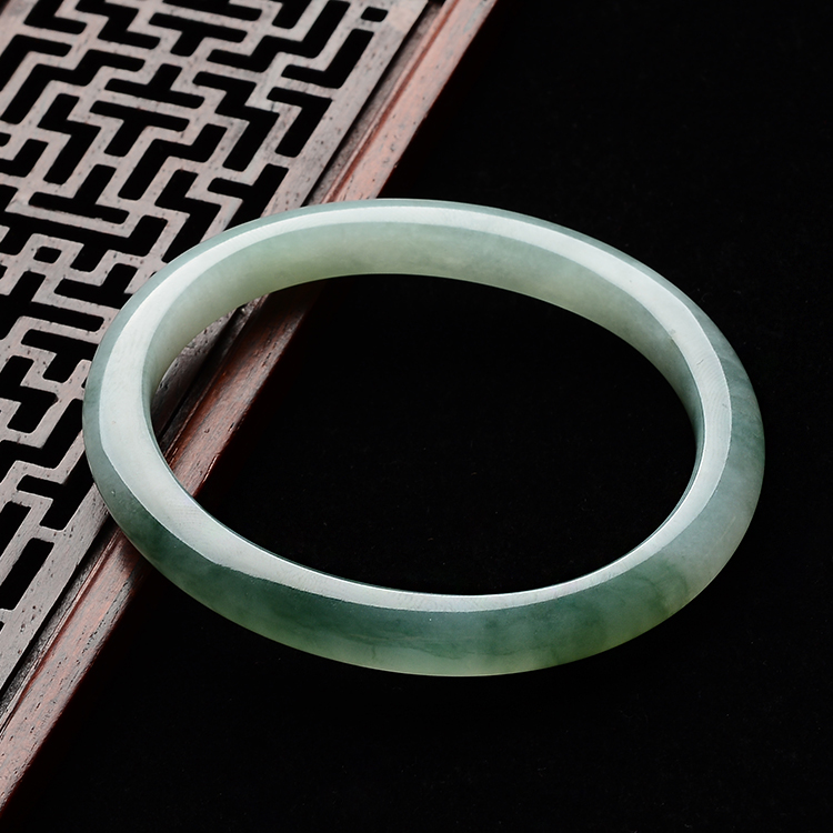 (超值推荐)糯冰种晴水飘花贵妃镯(54.6mm-46.5mm)