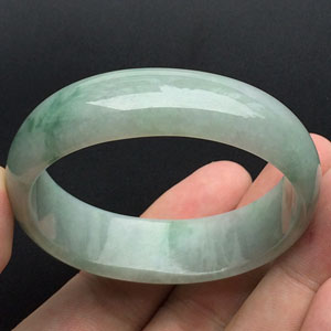 (超值推荐)糯冰种飘花贵妃手镯(51.5-45.3mm)