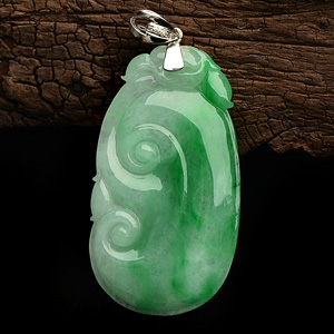 糯冰种飘翠如意挂件