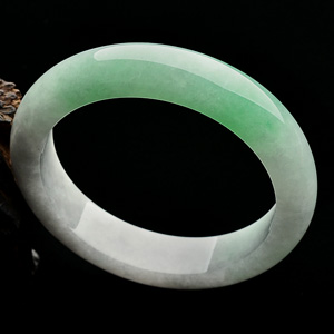(超值推荐)糯冰种飘翠手镯(55.8mm)
