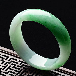 (超值推荐)糯冰种翠色手镯(57.8mm)