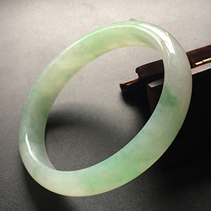 (超值推荐)糯冰种飘花贵妃镯(58.7mm-51.7mm)