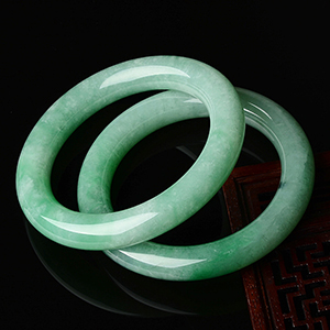 (超值推荐)糯冰种晴水略飘翠圆条手镯(单价)(58.2mm/58.8mm)