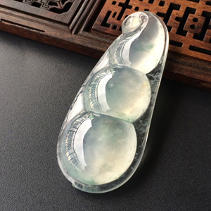 (超值推荐)冰种飘花略带黄翡四季豆挂件