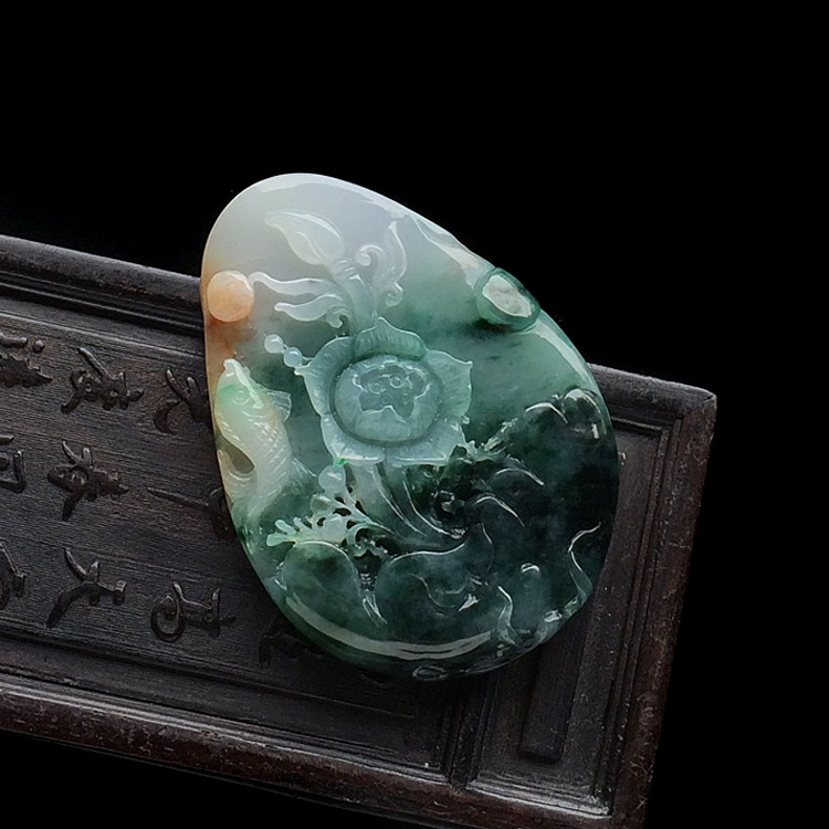 糯冰种飘花带黄翡年年有余挂件