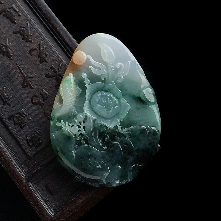 糯冰种飘花带黄翡年年有余挂件