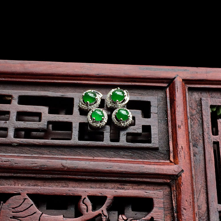 (超值推荐)冰种阳绿镶白金钻石耳钉(单价)