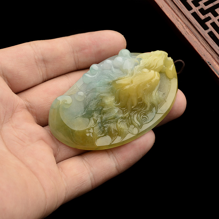 糯冰种黄翡飘花狼首挂件