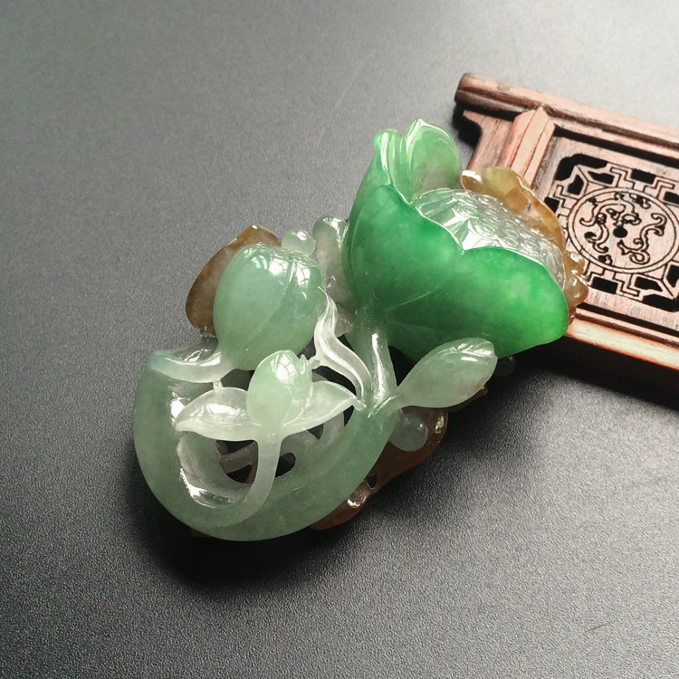 (超值推荐)糯冰种褐黄加绿年年有余挂件