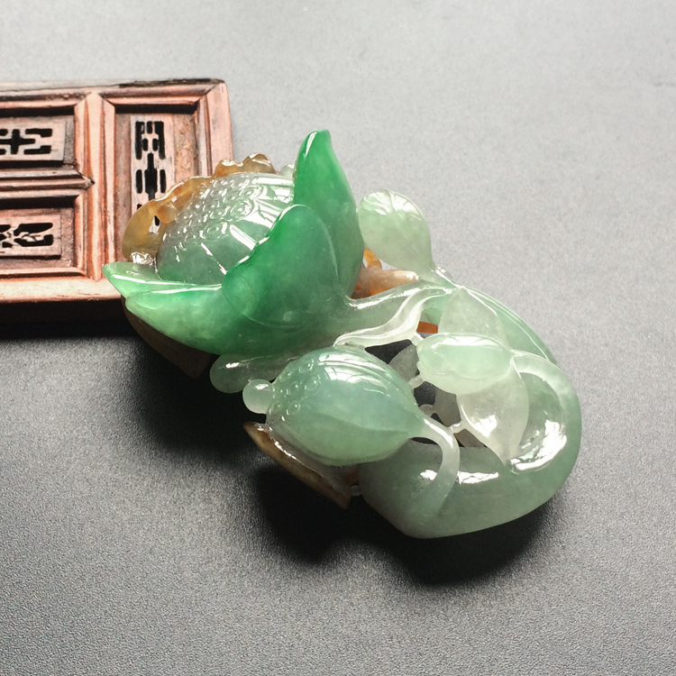 (超值推荐)糯冰种褐黄加绿年年有余挂件
