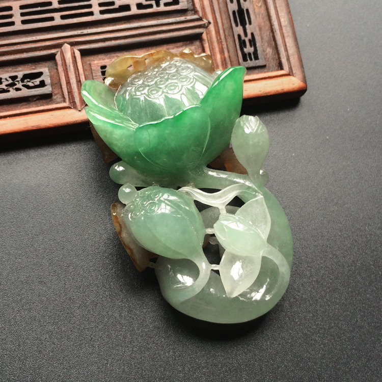 (超值推荐)糯冰种褐黄加绿年年有余挂件