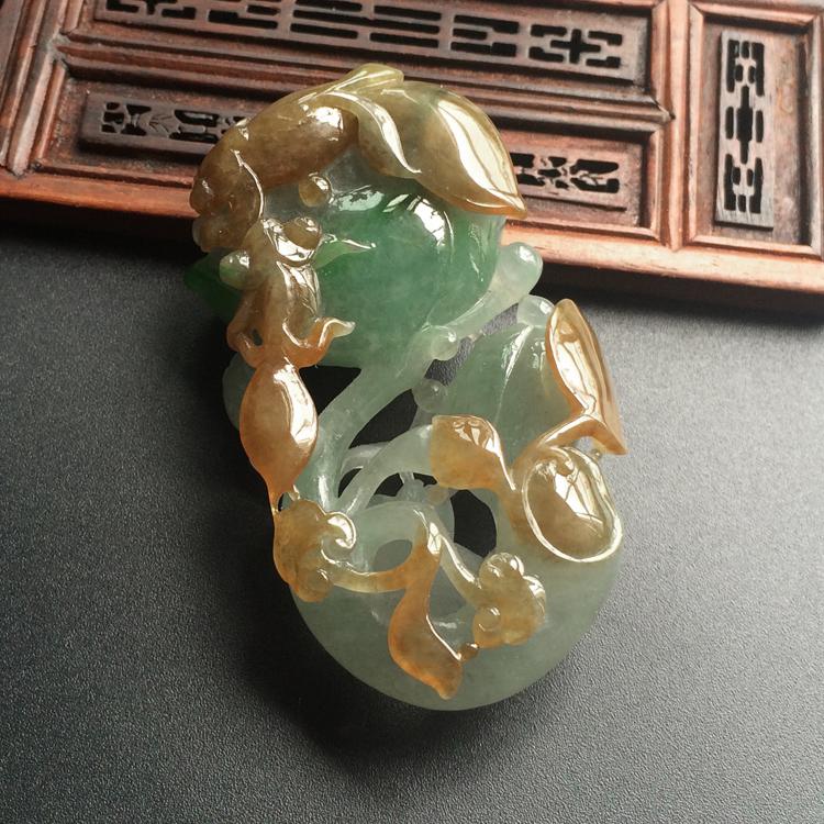 (超值推荐)糯冰种褐黄加绿年年有余挂件