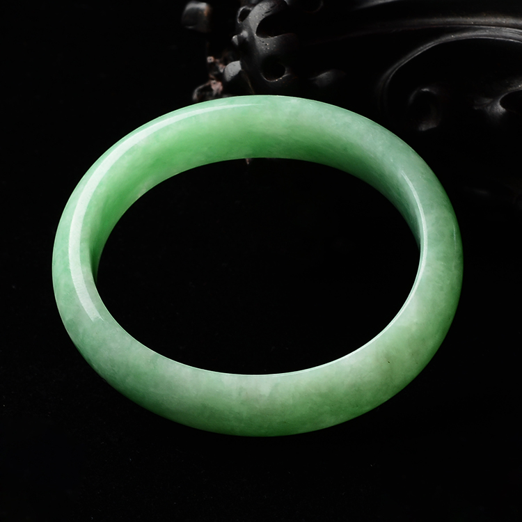 (超值推荐)糯冰种豆绿贵妃镯(55mm-47mm)