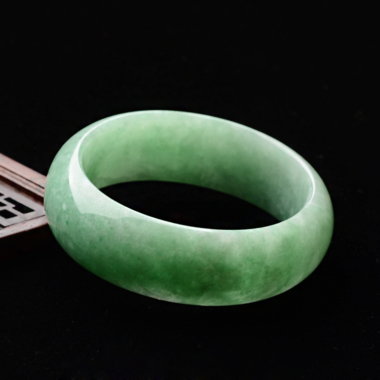 (超值推荐)糯冰种豆绿贵妃镯(55mm-47mm)