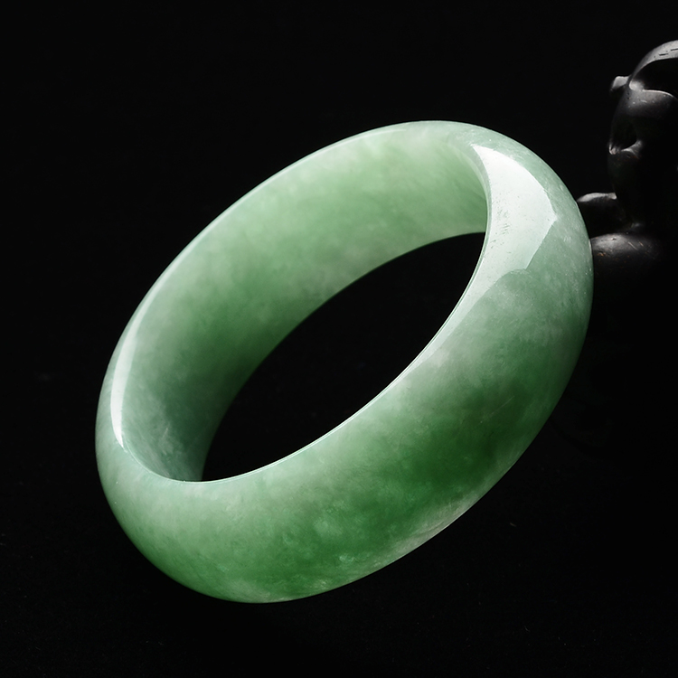 (超值推荐)糯冰种豆绿贵妃镯(55mm-47mm)