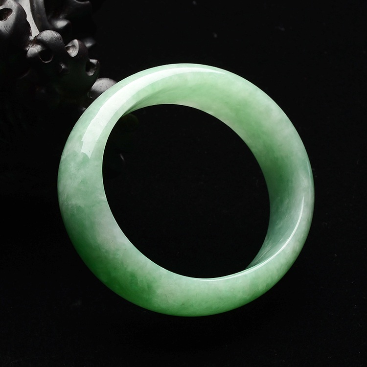 (超值推荐)糯冰种豆绿贵妃镯(55mm-47mm)
