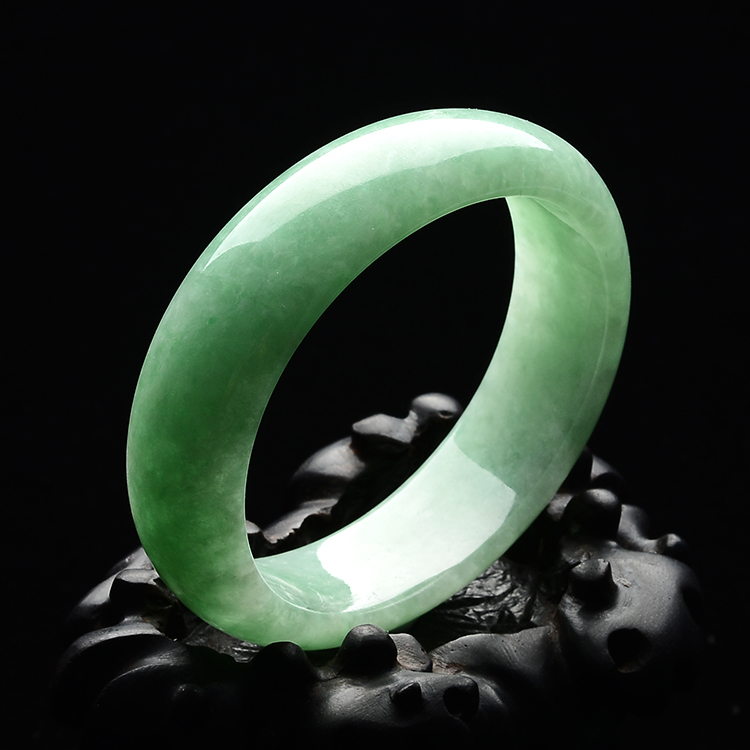 (超值推荐)糯冰种豆绿贵妃镯(55mm-47mm)