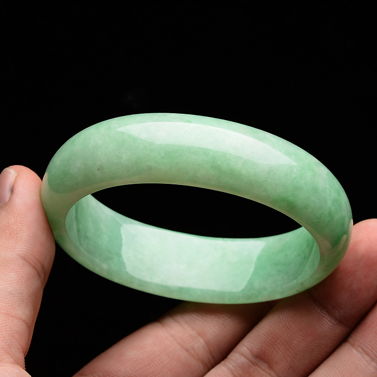 (超值推荐)糯冰种豆绿贵妃镯(55mm-47mm)