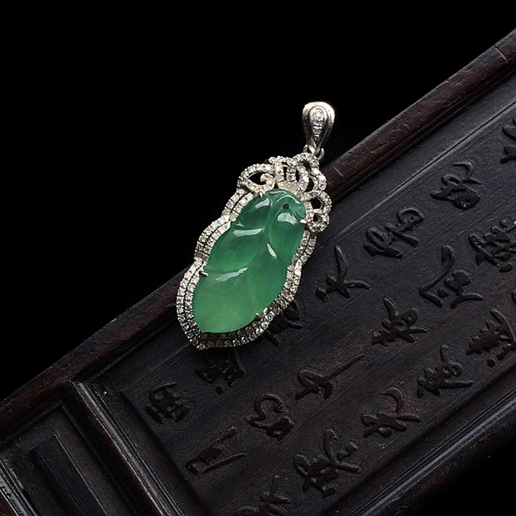 (超值推荐)冰种绿晴水镶白金钻石玉叶胸坠