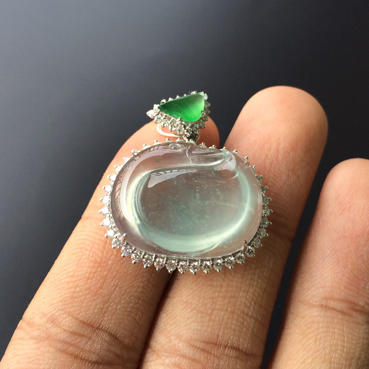 (超值推荐)冰种略飘花镶白金钻石天鹅胸坠