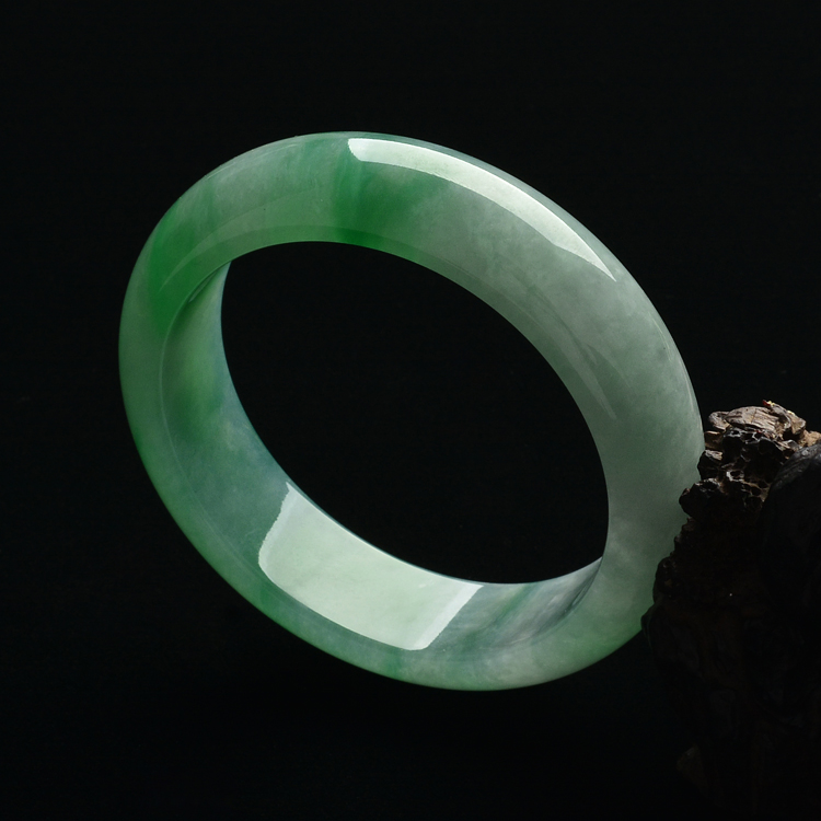 (超值推荐)糯冰种翠色手镯(58.4mm)