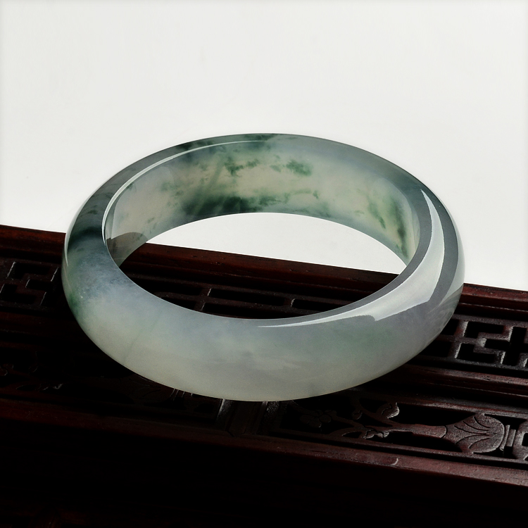 (超值推荐)冰种飘绿花手镯(57.4mm)