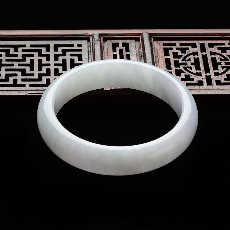 (超值推荐)糯冰种淡晴水手镯(54.8mm)