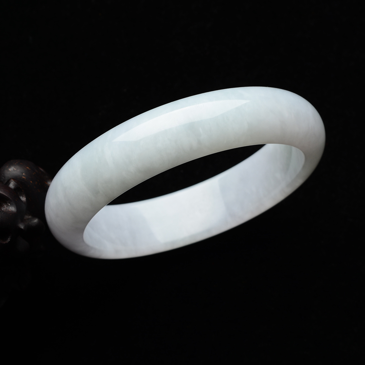 (超值推荐)糯冰种淡晴水手镯(54.8mm)