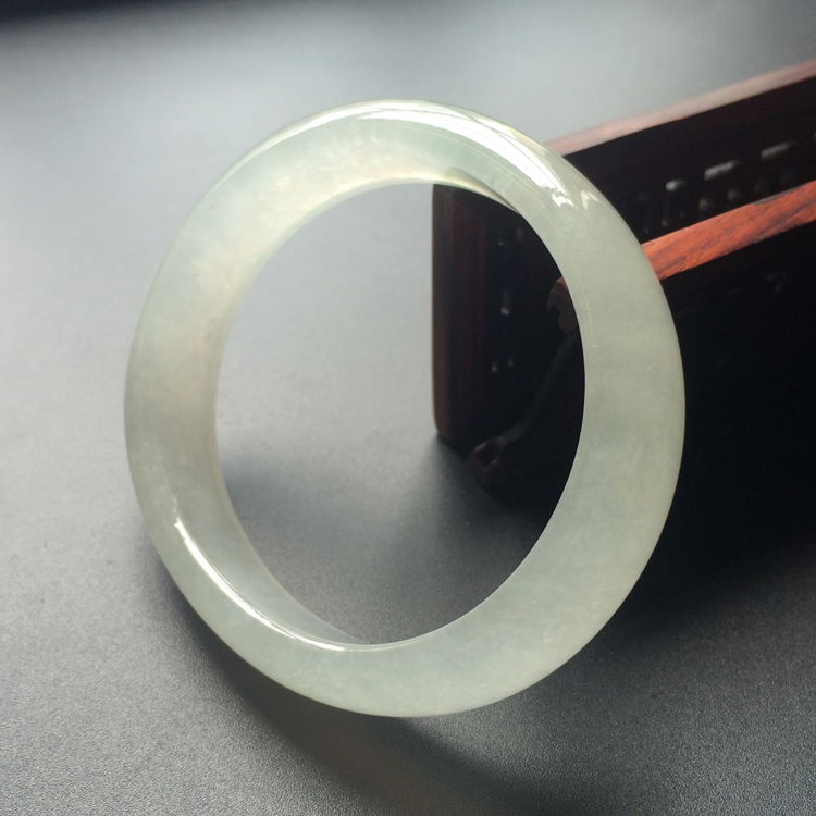 (超值推荐)冰种略飘花贵妃镯(54mm-46mm)