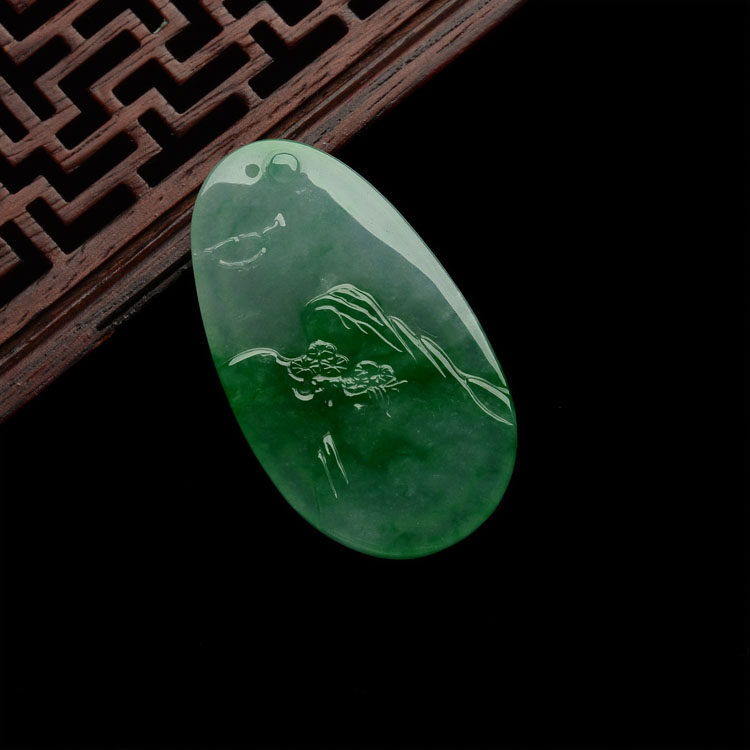 糯冰种飘阳绿山水牌挂件